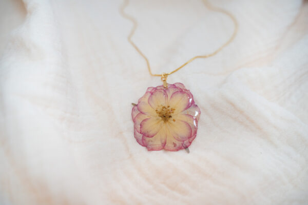 Collier fleur de rose rose