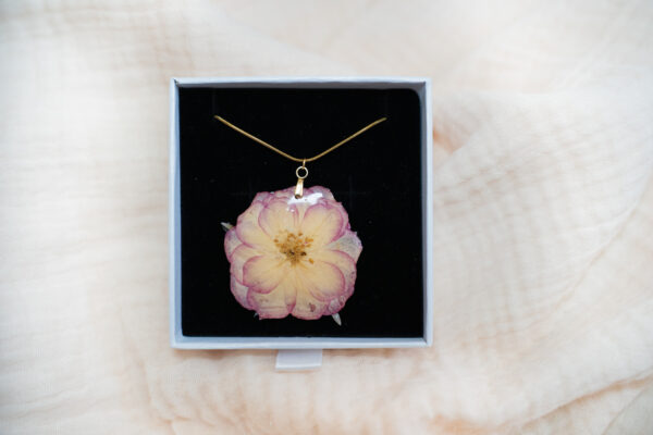 Collier fleur de rose rose