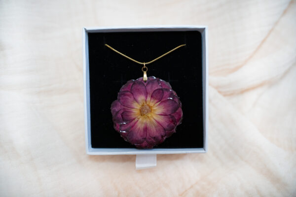 Collier fleur de rose rouge