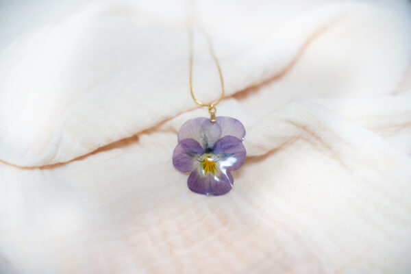 Collier fleur de pensée violette