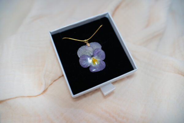 Collier fleur de pensée violette