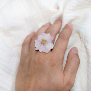 Bague fleur de delpinium rose pale
