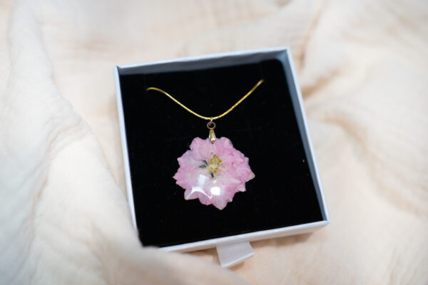 Collier Fleur de Delphinium Rose