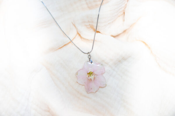 Collier Fleur de Delphinium Rose Pâle – Image 2