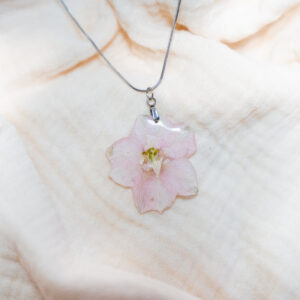 Collier Fleur de Delphinium Rose Pâle