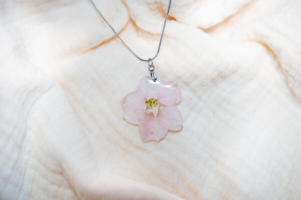 Collier Fleur de Delphinium Rose Pâle