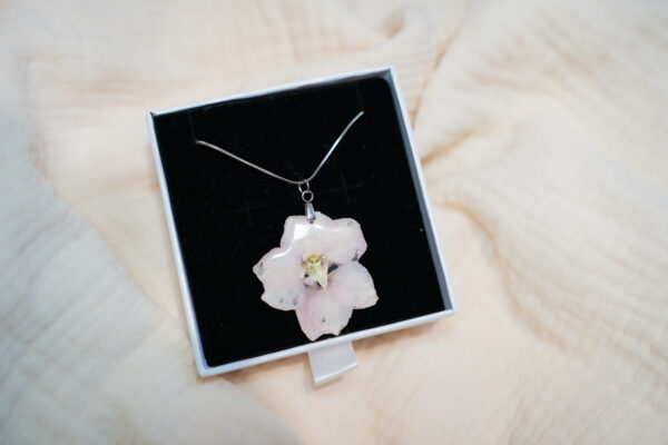 Collier Fleur de Delphinium Rose Pâle – Image 4