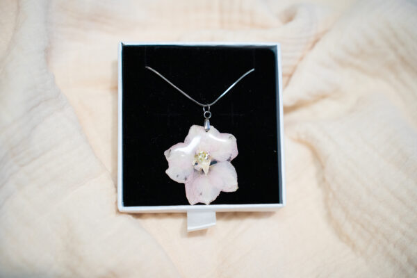 Collier Fleur de Delphinium Rose Pâle
