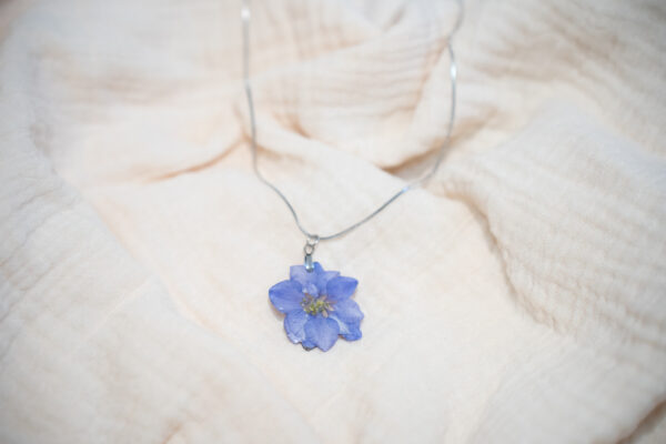 Collier Fleur de Delphinium Mauve – Image 3