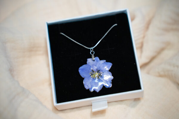 Collier Fleur de Delphinium Mauve – Image 4
