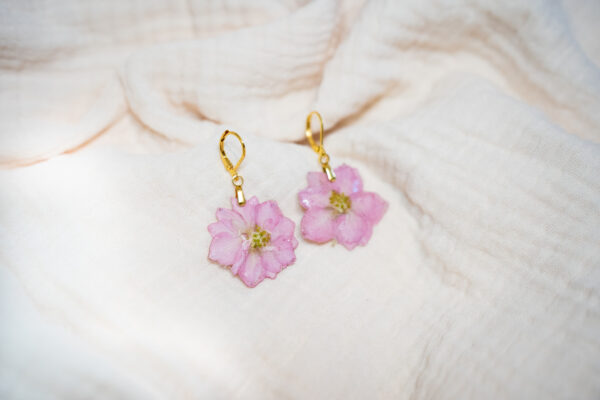 Boucles d'oreilles Fleurs de Delphinium Rose – Image 3